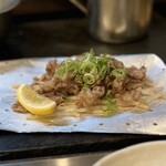 Hiroshima Fuu Okonomiyaki Yuuka - 「あごすじ塩焼き」細切れのすじをサッと炒めたシンプルながらビールの進む美味しいあてb(ˊᗜˋ*)❑””