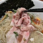 酒肴場 屯 - 低温調理のカタロースチャーシューは冷やし専用の極薄切りでしっとり