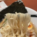 酒肴場 屯 - 全粒粉入りのツルパツストレート麺