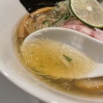 酒肴場 屯 - 冷やし煮干しは、縞鯵やハタを加えてふっくらした旨み。煮干しよりも焼魚のような香ばしさ漂うスープにキリッとした塩ダレと大根おろしがマッチ