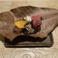 肉割烹ふたご THE JUNEI HOTEL KYOTO - 『雅』サーロインの朴葉焼き 　和牛トンビ　大国しめじ　南瓜 　蓮根　里芋　あられ柚　葱味噌