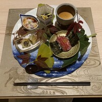 肉割烹ふたご THE JUNEI HOTEL KYOTO - 『雅』炙り　鮪　山の芋　山葵醤油　式部草とエリンギのおひたし　黄菊　和牛ホホの茶碗蒸し　生姜あん　『雅』マルカワと秋刀魚の素揚げ　大葉　『雅』肉寿司　沢庵　海苔
