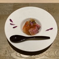 肉割烹ふたご THE JUNEI HOTEL KYOTO - 『雅』マルシンと親子酢の物　スモークサーモン　鈴子　はなびら茸 　椎茸　芽葱　もって菊　土佐酢ゼリー