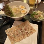 黄金の華 - 鶏白湯麺&焼き餃子