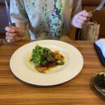 シマラボ ビス - カツオのタルタル+ウニ　グレードアップ800円野菜がいっぱい甘くて美味しいです。