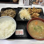 Yoshinoya Ichiyonichigosen Sakudaira Ten - 牛肉丼炸雞定食，味噌湯更換為豬肉湯