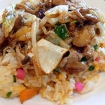 ブルボン - チャーハン大盛の上にオイスターソース炒めをのせて食べるとウマウマですΣ(;ﾟ∀ﾟ)ﾉ