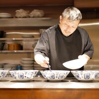 わさ - シェフの山下昌孝氏。
                    真っ直ぐに向き合う姿勢がひしひしと伝わり、試行錯誤と人一倍の努力が極上の中華へと華麗に昇華させる。