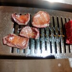 焼肉本舗 ぴゅあ - 厚切り牛タンと塊焼き。塊焼きは店の人が面を焼きに来てくれます。五分づつ程各面を焼いてくれました