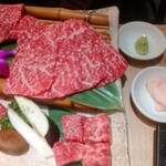 焼肉本舗 ぴゅあ - 赤身盛りあわせ。牛脂は焼きしゃぶ用。山葵付き。結構な霜降り具合。切り込みが入った肉には焼いた後使う鋏と皿が付いてきました。