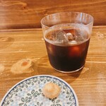 レストラン プティルッソ - 濃い目のアイスコーヒーとお茶菓子のクッキー