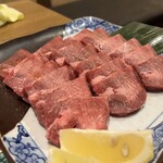 Taishuu Yakiniku Izakaya Toriton - 数量限定 特選牛タン(厚切り) 1,350円×3