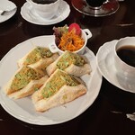 カフェ・トロワバグ - サバと野菜のカレーパン(コーヒーセット1600円、単品1200円)