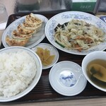 ぎょうざの満洲 - 野菜炒めセット（焼餃子、ライス、スープ、漬物付き　880円）