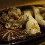 Hirayama - 季節のメニューきのこのバター焼き。焼いた鉄板で最後までアツアツでした。