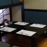 Hirayama - 洒落た小上がり席。個室感も有り落ち着いた雰囲気。