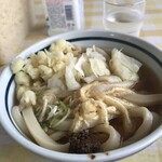 みうらうどん - かけうどんに天かすとすりだねを投入