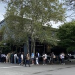 軽井沢 川上庵 本店 - ずらっと並ぶお店の外観