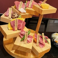 板前焼肉 一牛 北新地店 - 一牛名物贅沢階段盛り（8段）イチオシ‼️