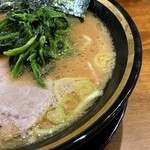 横浜家系ラーメン 三郷家 - マイルドでバランスのいいスープ。