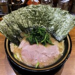 横浜家系ラーメン 三郷家 - ラーメン800円硬め濃いめ。海苔増し100円。