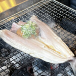 炉ばた ちどり - 煙が上がってきました。シッポの方は脂が浮いてきて、ふつふつしています。店員さんは一回覗きに来て、また奥へ戻ってしまいました。えー？まだなのー？