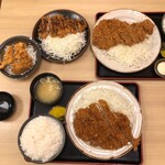 とんかつ 肉料理 麻釉 - 手前 ジャンボチキンカツ 右奥 ジャンボロース 左がロースとからあげとカキフライ 