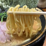 横浜家系ラーメン 三郷家 - 麺リフト。