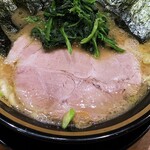 横浜家系ラーメン 三郷家 - チャーシューは大きいです。