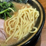 横浜家系ラーメン 三郷家 - 大橋製麺多摩の中太麺。