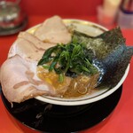 横浜家系ラーメン 裏大輝家 - 燻製チャーシュー麺