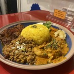 CAFE DE CUERVOS by西麻布spice curry KING - 醤キーマ、チキンカレー、ビンダルーの3種盛り