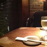 Sacra - 窓際の席が雰囲気がいい。ワインで乾杯。