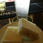 ホワイトラベル - 仕上げ。三軒目は一人で。外の雨は強くなってきた。