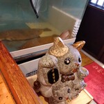 やき鳥三太郎 - 招き猫の置物(2023年8月7日撮影)