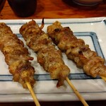 やき鳥三太郎 - 皮３本 335円(税込)(2023年8月7日撮影)