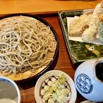 Takiji - 天せいろ@1,790円   喉越しの良い細麺。蕎麦の香りとほんのりねっとり感が広がって幸せ♪ツユはやや辛めなのでドバドバつけない方が吉。天ぷらは熱々を2回に分けて運んでくれます。こりゃ美味いわ！