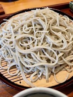 Takiji - 天せいろの蕎麦   綺麗な細麺。太めの田舎そばも提供されていましたが、私はこっちが断然好き♪ツユは辛めなのでほとんどつけず清らかな水と蕎麦の香りを味わってからほんの一口啜る感じがグー✊