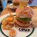 CRUZ BURGERS & CRAFT BEERS - 