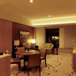 インターコンチネンタルホテル大阪 - 広々としたリビング＆ダイニング。ダイニングテーブルの向こう側は心地いいソファよ～。o^.^o