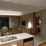 インターコンチネンタルホテル大阪 - キッチンからリビング＆ダイニングとベッドルームの入口を撮影。