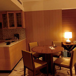 インターコンチネンタルホテル大阪 - ダイニングテーブルの左側はキッチン。このテーブルで無線ランでパソを使用。ベッドサイドにパソコンデスクがあったけれど、こっちの方がベッドで寝てる人の邪魔にならないので、◎　