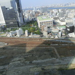 インターコンチネンタルホテル大阪 - ２０階から、JRの操車場跡、郵便局の屋上にはヘリポート、ツインタワーに淀川も見えました。跡地には何が出来るのｶﾅ？橋下大阪市長が「サッカー場にする。」とか言ってたっけ！(笑)　私は緑豊かな公園が良い♪