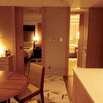 インターコンチネンタルホテル大阪 - 左のドアの向こうはベッドルーム、右側のドアの向こうはおトイレとバスルーム。