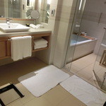 インターコンチネンタルホテル大阪 - 和洋折衷、広いバスルーム。体重計もカッコ良いの～～♪左下側の黒い枠のが体重計o^.^o