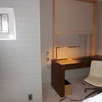 インターコンチネンタルホテル大阪 - インターネットは有線・無線、無料で使用可。ベッドサイドだったので、就寝中の人が居たら使いづらいかも？