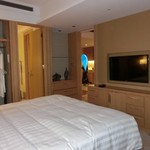 インターコンチネンタルホテル大阪 - ベッドルームから、左手バスルームの入口と、TVの横のドアの向こう、私と色違いの浴衣を着てキッチンをウロついている人を撮影。(^^♪