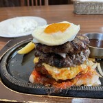 スエヒロ館 - ワイルドトリプルハンバーグ。ソースはデミグラス指定。