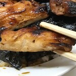 割烹蒲焼 わかな - やきとり丼のやきとりピックアップ 焼きで串を刺していたと思われる穴あり