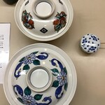 割烹蒲焼 わかな - やきとり丼 並(上)と大盛(下) 蓋付